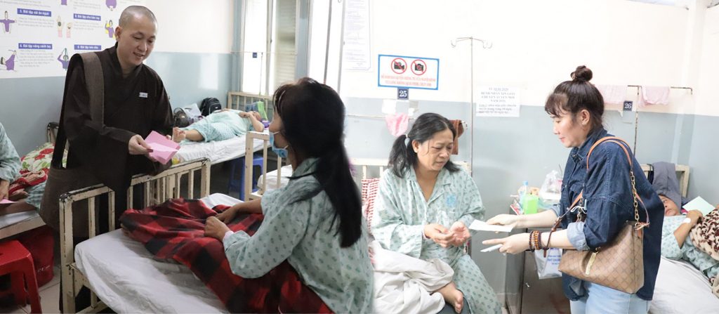 BR-VT: Chùa Sơn Bửu tặng 200 phần quà cho bệnh viên tại bệnh viện Ung bướu TP. HCM