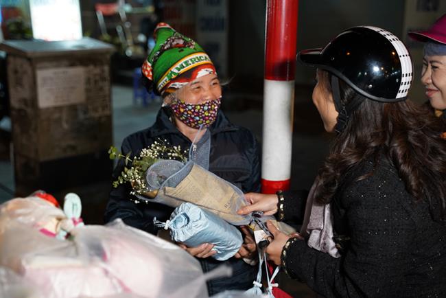 Phật tử chùa Bằng trao tặng quà cho người lao động đêm trên phố phường Hà Nội