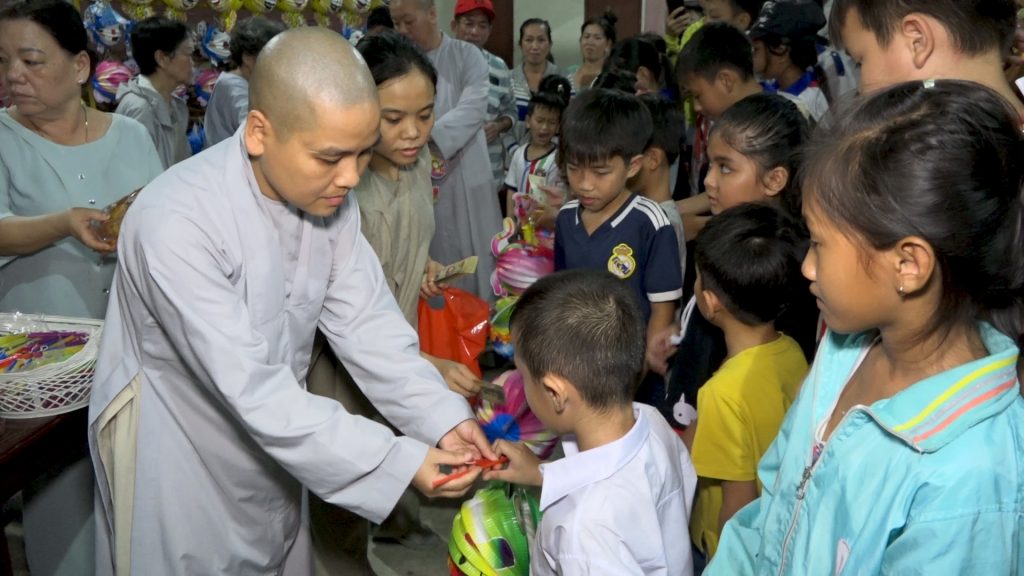 Kiên Giang: Chùa Tân Thọ trao 500 phần quà Trung thu cho các em thiếu nhi tại địa phương