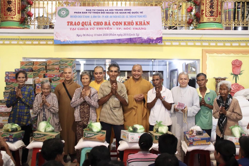 Sóc Trăng: Chùa Từ Hạnh TP.HCM trao tặng quà cho bà con có hoàn cảnh khó khăn