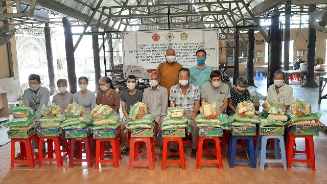 TP.HCM: Trung tâm Nhân đạo Từ Tâm trao 200 phần quà cho người cao tuổi huyện Nhà Bè