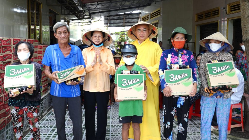 Kiên Giang: Hội từ thiện Phật tử chùa Phổ Minh phát quà cho bà con tại Tịnh xá Mỹ Liên