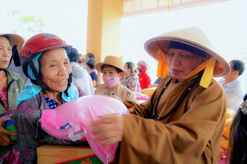 TP.HCM: Chùa Đức Quang trao 1.000 phần quà cho đồng bào miền Trung sau cơn bão số 5