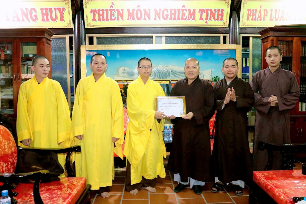 Bình Dương: Chùa Hoằng Pháp trao học bổng đến Trường Trung cấp Phật học tỉnh
