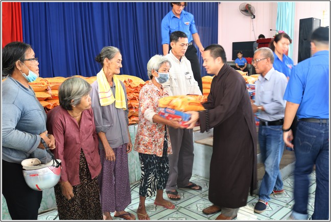 Đồng Nai: Ban Văn hóa Phật giáo Sen Vàng phát quà hỗ trợ cho các gia đình khó khăn