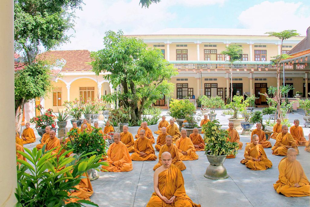 Thiền tập trong khóa “Sống chung tu học” lần thứ 11 của Ni giới Giáo đoàn III
