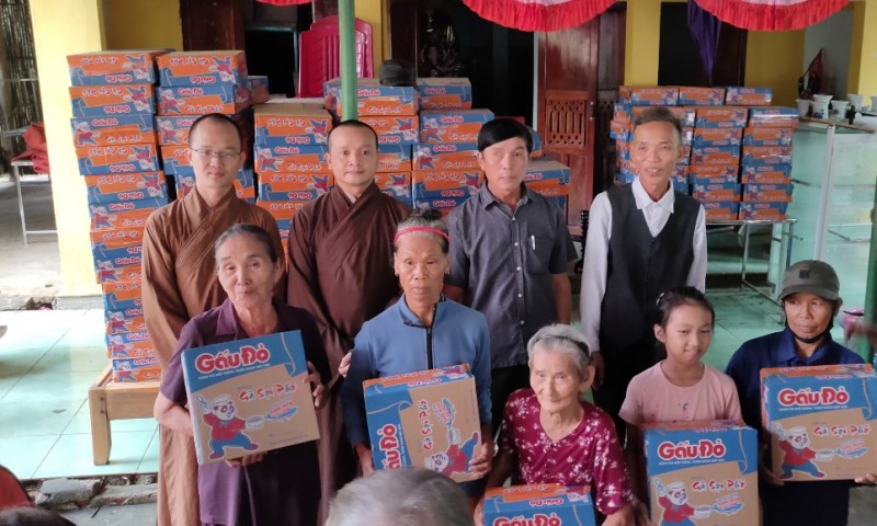 Quảng Nam: Tặng 200 phần quà cho bà con vùng bị ngập lụt tại chùa Thái Bình