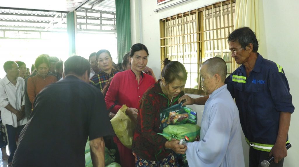 Kiên Giang: Chùa Phổ Hiền trao tặng quà cho bà con bị ảnh hưởng bởi mưa lũ