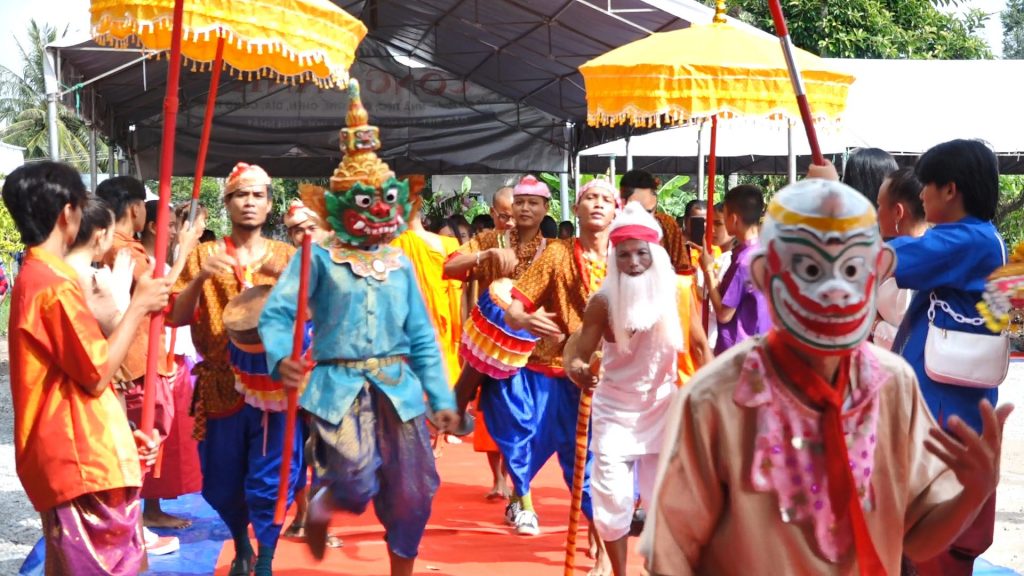 Cần Thơ: Học viện Phật giáo Nam tông Khmer tổ chức đại lễ dâng y Kathina và đặt bát hội 300 vị