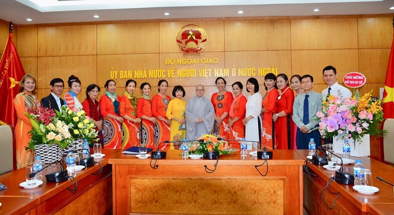 them cau noi giup nguoi viet tai han quoc gan bo voi dat nuoc