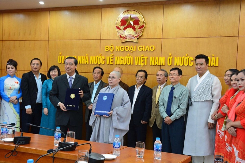 them cau noi giup nguoi viet tai han quoc gan bo voi dat nuoc