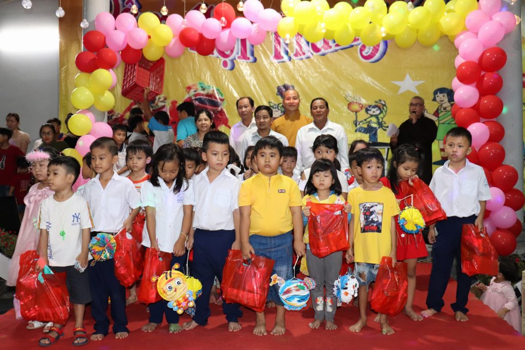 Tiền Giang: Chùa Sắc tứ Long An tổ chức vui Trung thu cho hơn 1000 em thiếu nhi