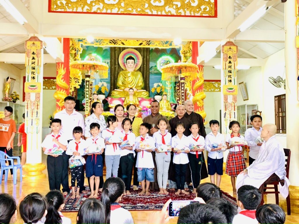 Hậu Giang: Chùa Phước Nghiêm tặng quà cho thiếu nhi nhân dịp Tết Trung thu