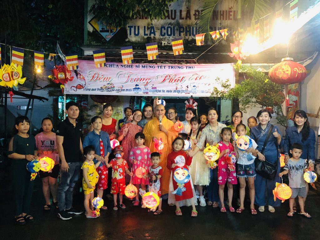 TP.HCM: Chùa Nghệ Sĩ tổ chức trao tặng quà Trung thu cho các cháu thiếu nhi
