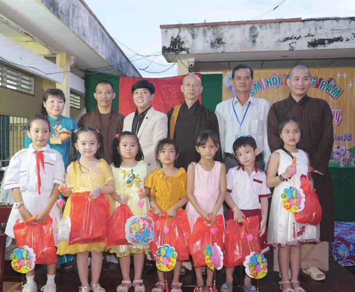 Hậu Giang: Chùa Ngọc Thiên tặng 600 phàn quà trung thu cho các em thiếu nhi