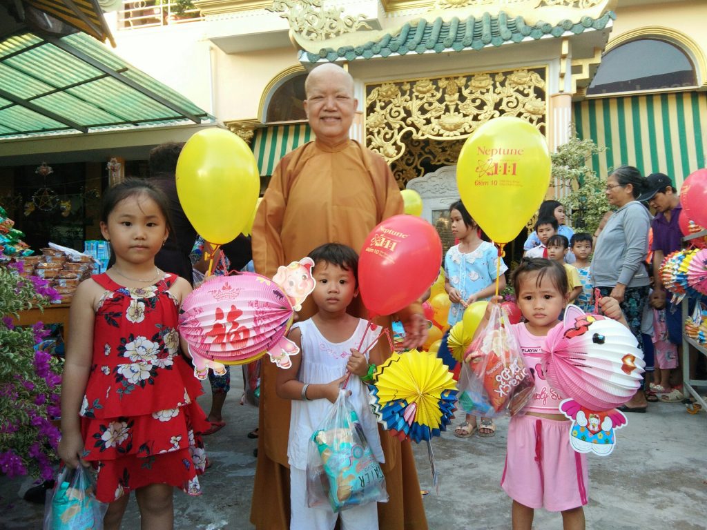 Tiền Giang: Tịnh xá Ngọc Hiệp tặng quà Trung thu đến học sinh và người bị nhiễm chất độc Da cam