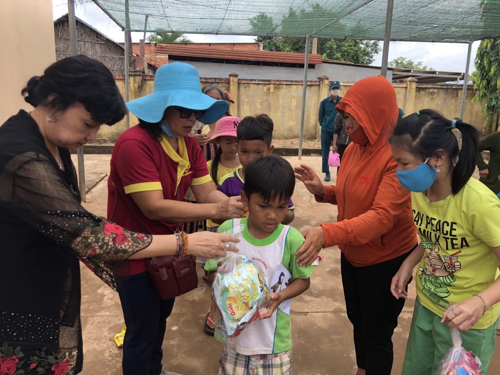 Bình Phước: Đạo tràng chùa Khuông Việt trao quà cho người mù và trẻ em nhân mùa Trung thu