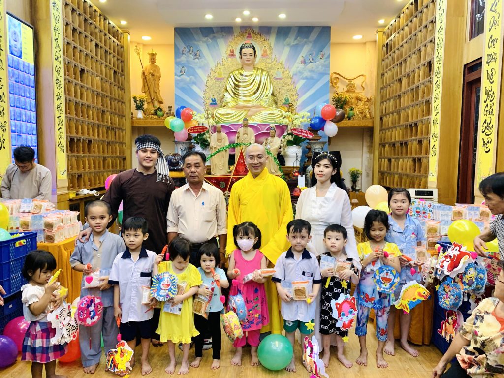 Chùa Thiện Mỹ trao tặng 200 phần quà Trung thu cho các em thiếu nhi