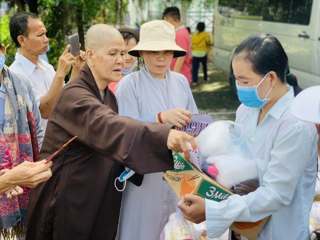 An Giang: Chùa Thiền Lâm tặng 200 phần quà tại xã An Tức