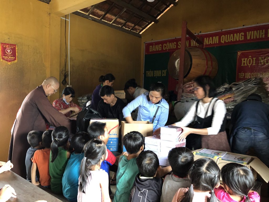 Thừa Thiên Huế: Chùa Từ Lâm tiếp tục chương trình cứu trợ lũ lụt tại huyện Phú Vang