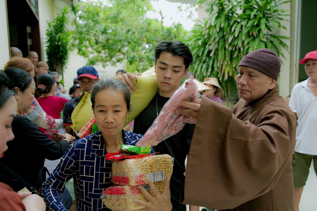 Đồng Tháp: Chùa Đức Quang trao 200 phần quà cho bà con vùng lũ