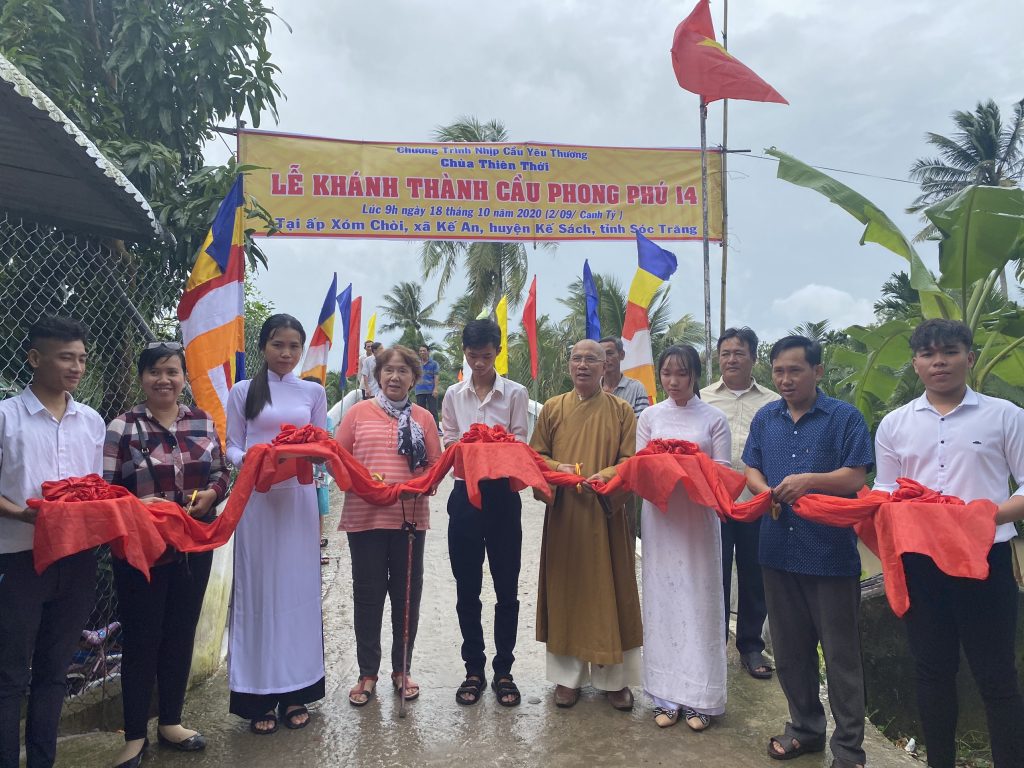 Sóc Trăng: Chùa Thiên Thới khánh thành cầu nông thôn và phát quà cho người nghèo