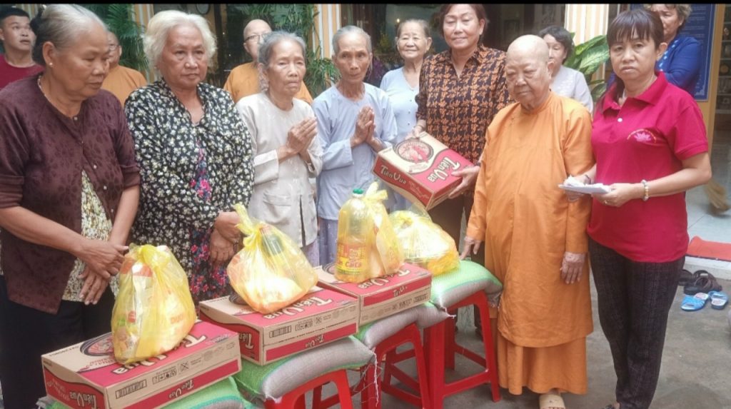 Tiền Giang: Lễ húy kỵ Ni trưởng khai sơn tịnh xá Ngọc Hiệp và tặng quà từ thiện