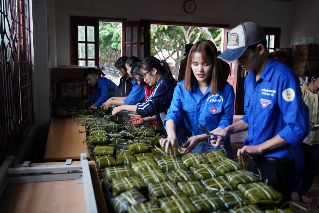 Hà Nội: Chùa Đình Quán tổ chức gói bánh chưng cứu trợ đồng bào miền Trung