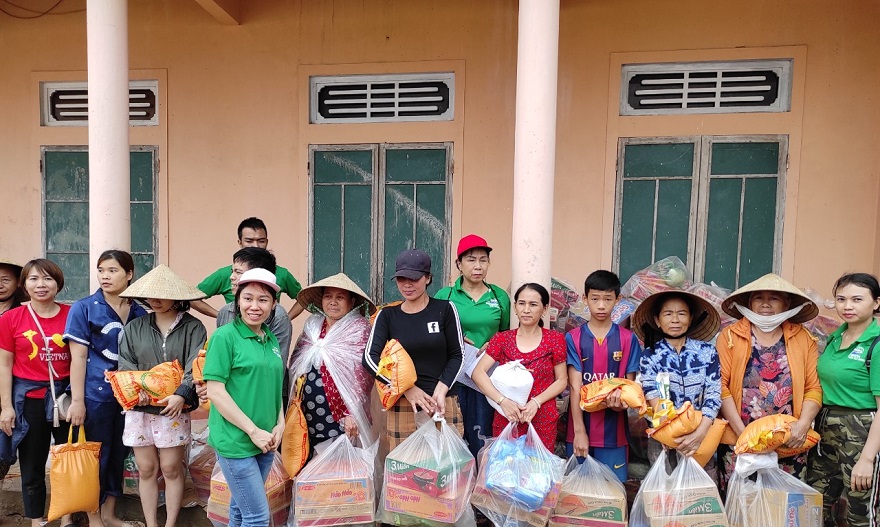 Quảng Trị: CLB Thiện nguyện Trái Tim Xanh chùa Chiếng (Danh Lam) huyện Kiến Thụy- Hải Phòng cứu trợ bà con cù lao Bắc Phước
