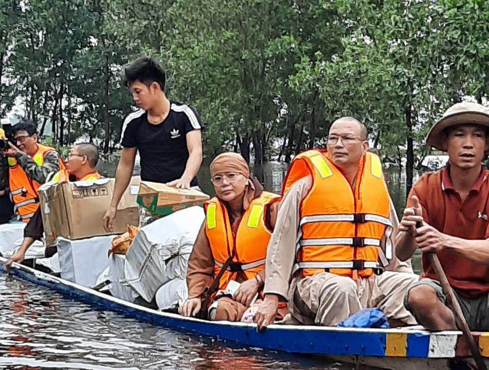 Đồng Nai: Hội CTĐ chùa Long Tuyền phối hợp cùng CLB thiện nguyện Sức Sống cứu trợ đồng bào miền Trung lũ lụt