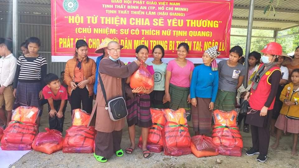 Hậu Giang: Tịnh thất Thiền Lâm trao tặng 300 phần quà cho bà con bị ngập lũ tỉnh Quảng Bình
