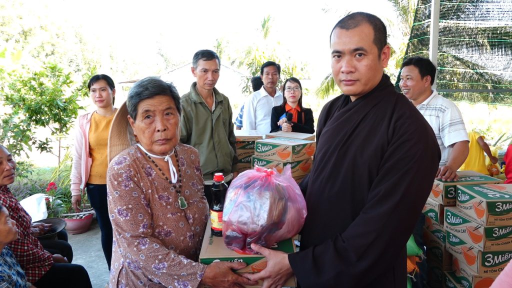 Kiên Giang: Đoàn từ thiện Hoa Sen, đạo tràng chùa Di Đức trao quà cho đồng bào dân tộc có hoàn cảnh khó khăn