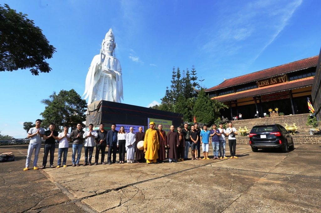 Lâm Đồng: Chùa Linh Ẩn trao tặng 1.000 phần quà đến đồng bào vùng lũ