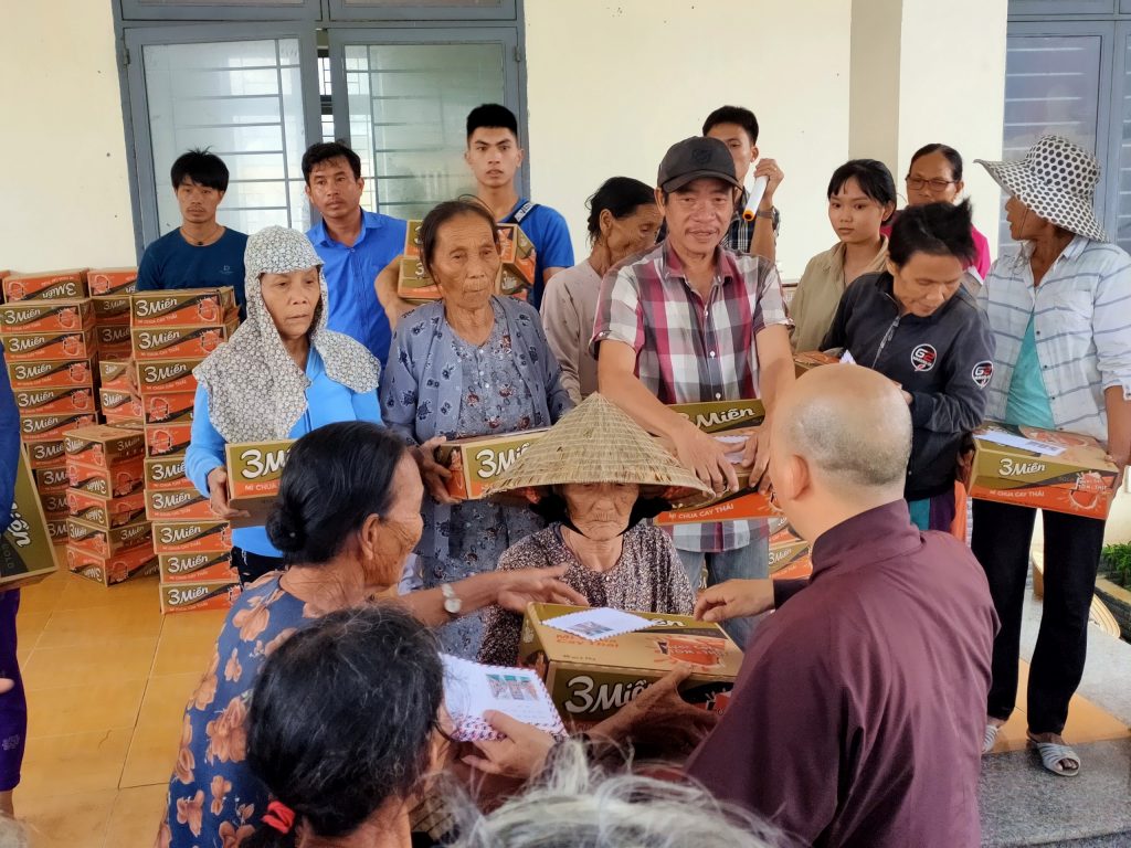 Quảng Ngãi: Chùa Minh Đức cứu trợ khẩn cấp sau trận cơn bão số 9