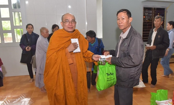 Bạc Liêu: Phật giáo huyện Giá Rai trao quà đến đồng bào miền Trung