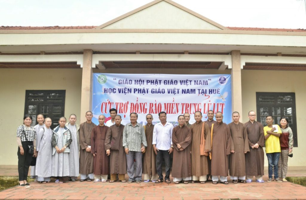 Học viện PGVN tại Huế tặng 200 phần quà đến người dân khó khăn tại Quảng Nam