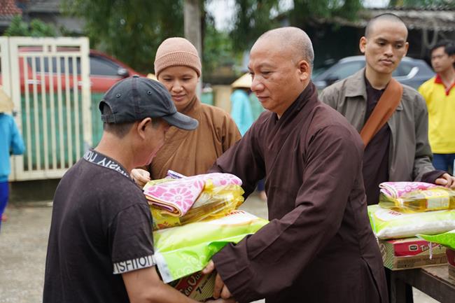 Lớp đào tạo giảng sư khu vực phía Bắc chia sẻ yêu thương tới bà con Bình - Trị - Thiên