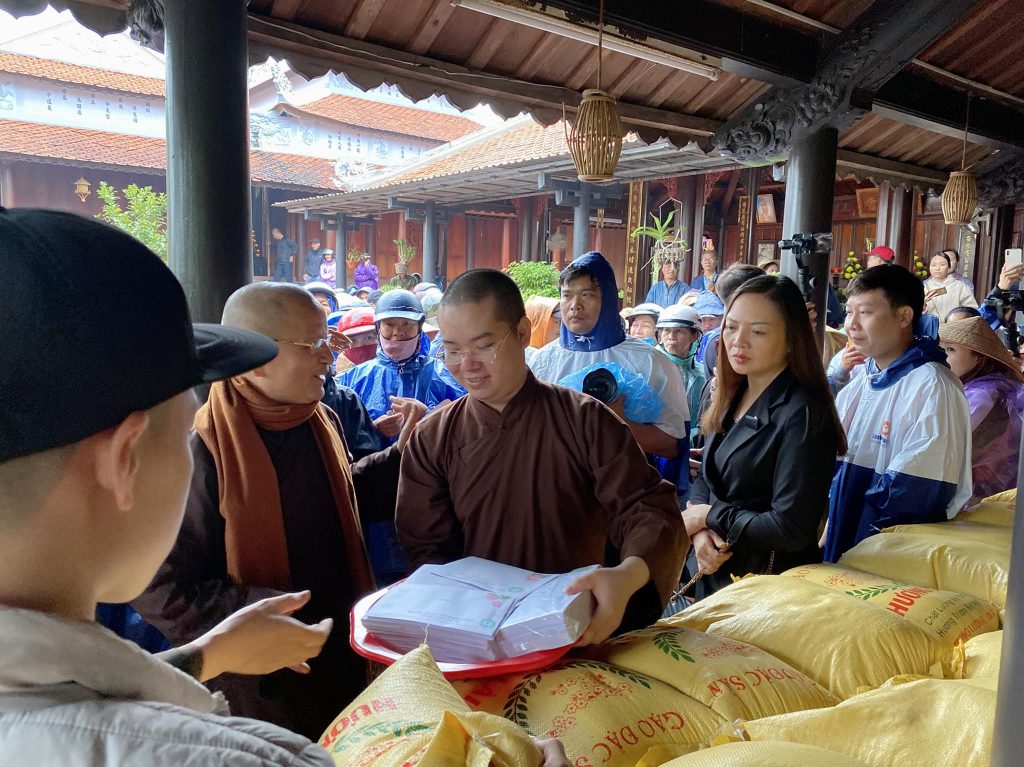 Hải Phòng: Phật giáo huyện Tiên Lãng trao tặng 1.300 suất quà cho bà con vùng lũ tỉnh Quảng Trị