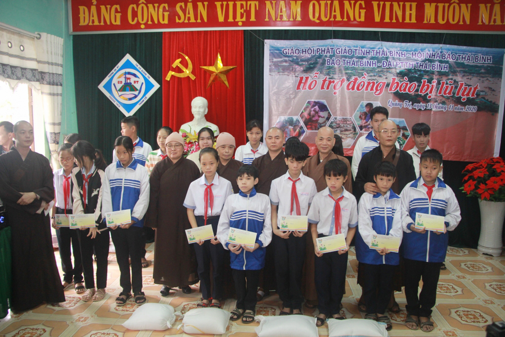 Quảng Trị: Phật giáo tỉnh Thái Bình tặng quà vùng lũ