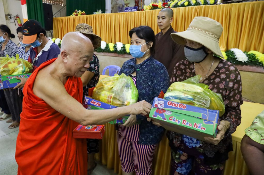 TP. HCM: Chùa Kỳ Quang 2 phát 300 phần quà cho người dân có hoàn cảnh khó khăn