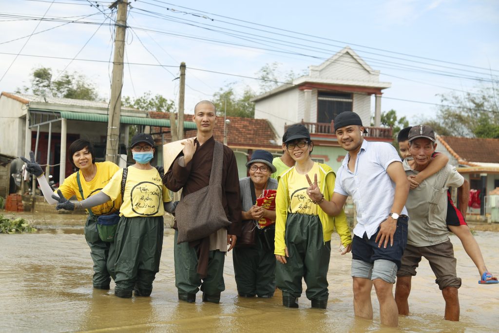 Điện Biên: Ban Trị sự, Chùa Linh Quang trao tặng hơn 1.000 phần quà cho bà con Miền Trung