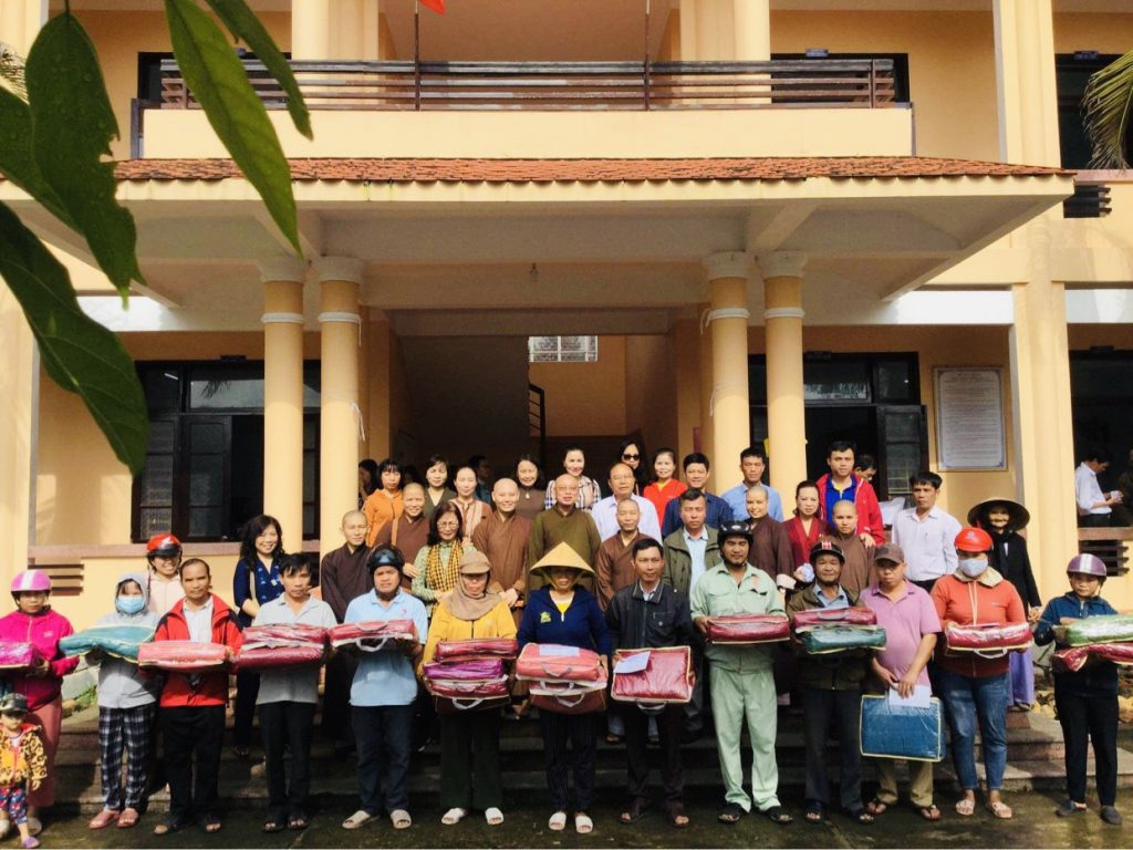 TT-Huế: Chùa Linh Ứng (Hải Phòng) tiếp tục trao 500 phần quà cho đồng bào vùng lũ