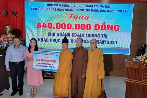 Thượng toạ Thích Thanh Quyết trao ủng hộ 1 tỷ đồng cho 2 tỉnh Quảng Bình và Quảng Trị trong ngày đầu tiên đi cứu trợ miền Trung