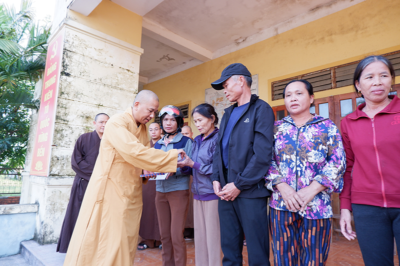 Lạng Sơn: Phật giáo tỉnh trao tặng 1000 suất quà
