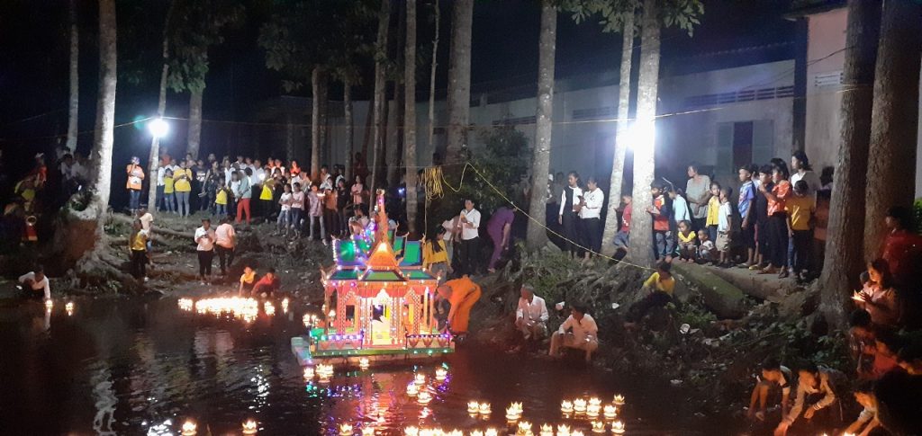 Trà Vinh: Chùa Kompong SaLa tổ chức lễ hội cúng trăng Ok Om Bok