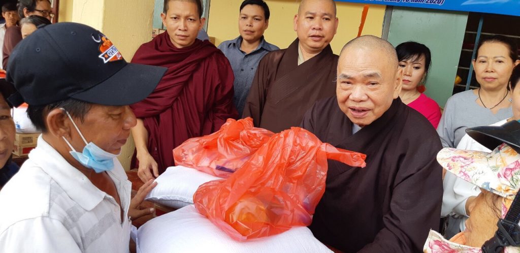 Bình Phước: Ban Trị sự Phật giáo tỉnh tặng quà đồng bào có hoàn cảnh khó khăn tại TP.Đồng Xoài