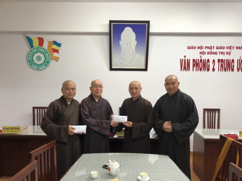 Phật giáo Bình Dương trao tiền ủng hộ 3 tỉnh miền Trung
