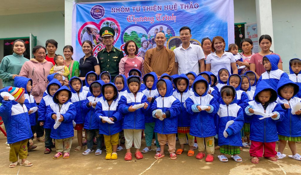 Nhóm từ thiện Huệ Thảo tặng quà cho học sinh và bà con dân tộc thiểu số tại Điện Biên và Quảng Bình