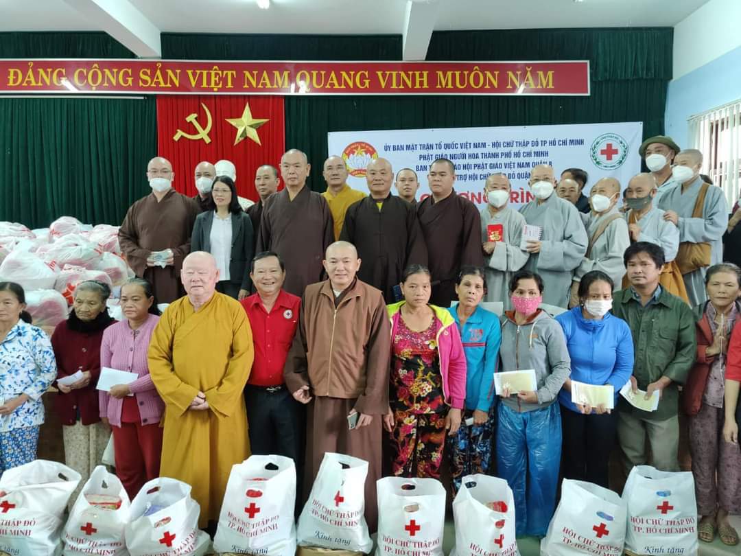 Miền Trung: Uỷ Ban MTTQVN và BTS GHPGVN quận 8 trao 1000 phần quà cứu trợ đồng bào bị lũ lụt