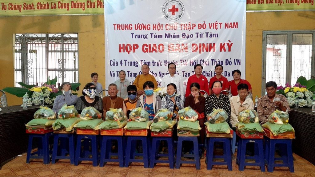 TP.HCM: Trung tâm Nhân đạo Từ Tâm trao quà cho nạn nhân chất độc da cam và người mù